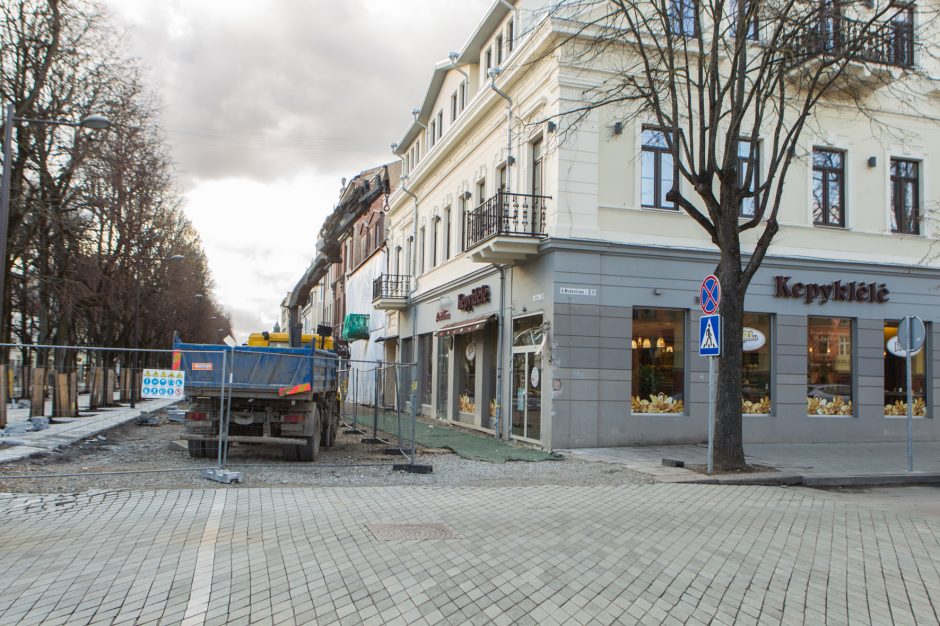 Per plauką nuo tragedijos: Laisvės alėjoje ant pėsčiųjų tako užvirto sunkvežimis