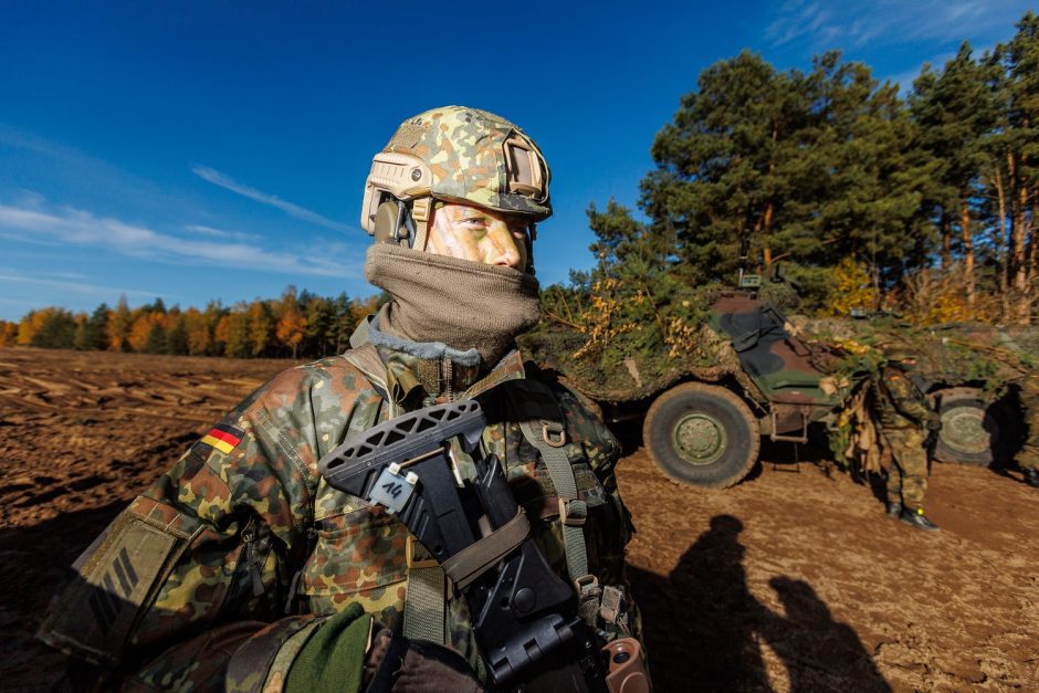 NATO pareigūnas: turite būti pajėgūs ir patys pasirūpinti savimi