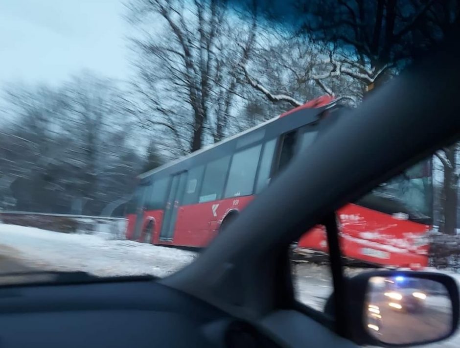 Pavojingi žiemos žaidimai: nuo kelio nuslydo miesto autobusas