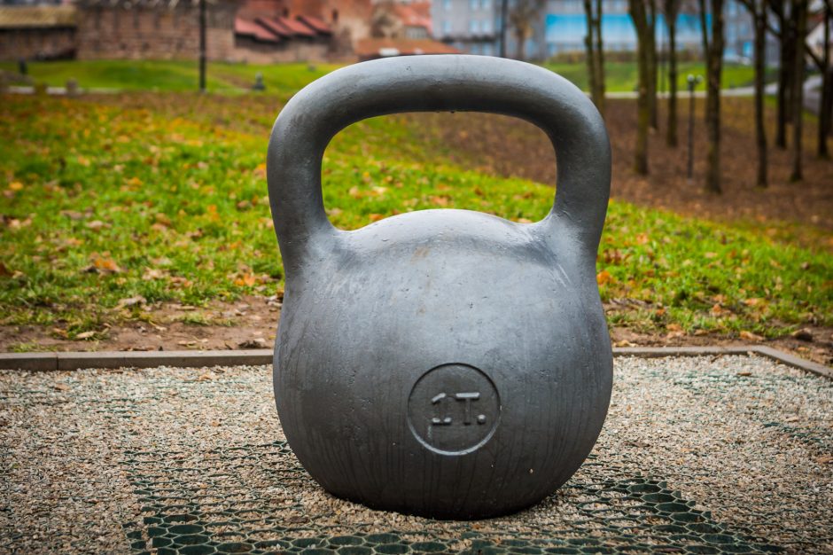 Menininko iššūkis sportininkams Santakos parke – toną sveriantis svarstis