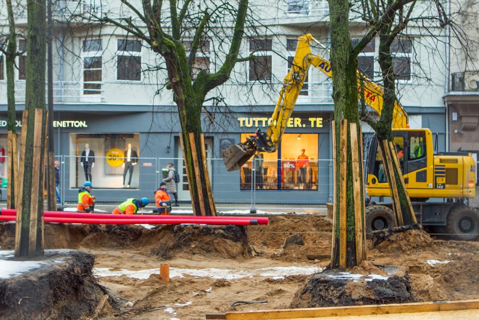 Laisvės alėjoje jau klojama nauja danga