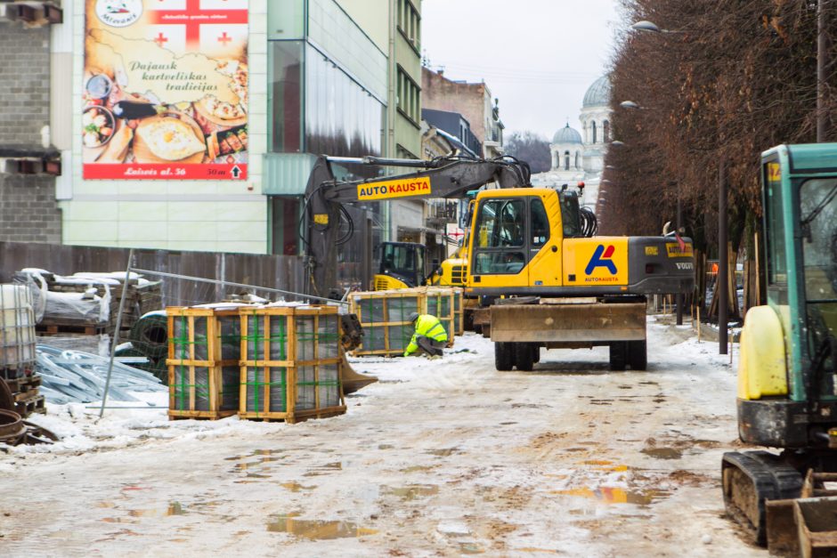 Laisvės alėjoje jau klojama nauja danga