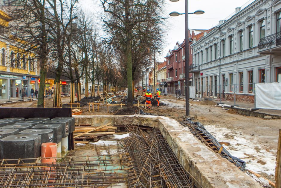 Laisvės alėjoje jau klojama nauja danga