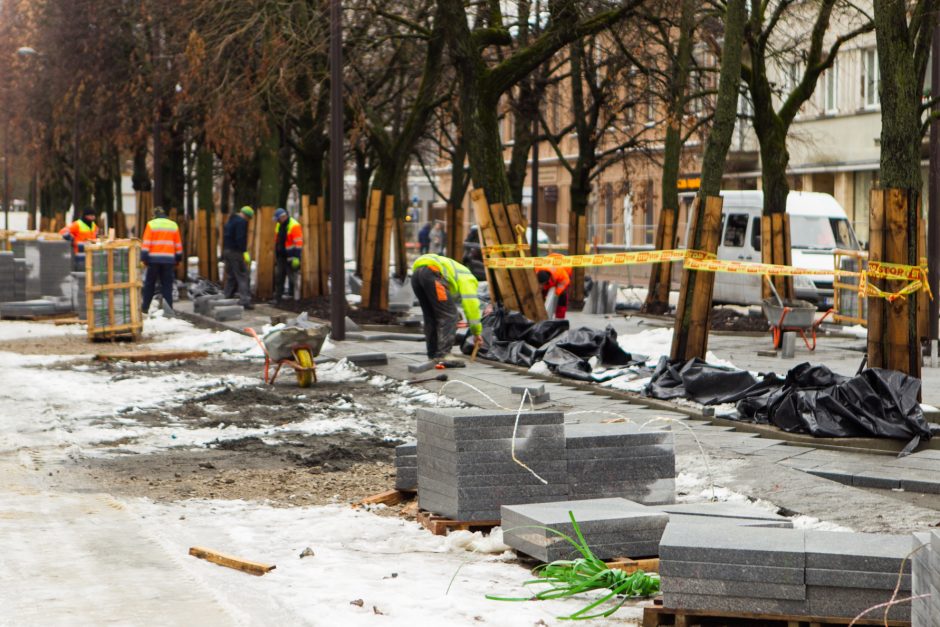 Laisvės alėjoje jau klojama nauja danga