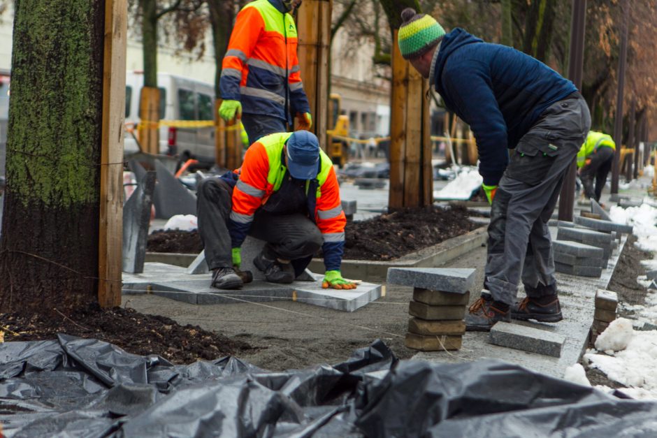 Laisvės alėjoje jau klojama nauja danga