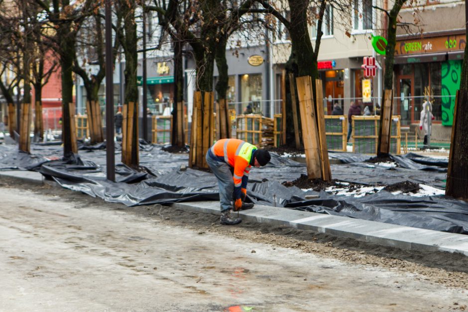 Laisvės alėjoje jau klojama nauja danga