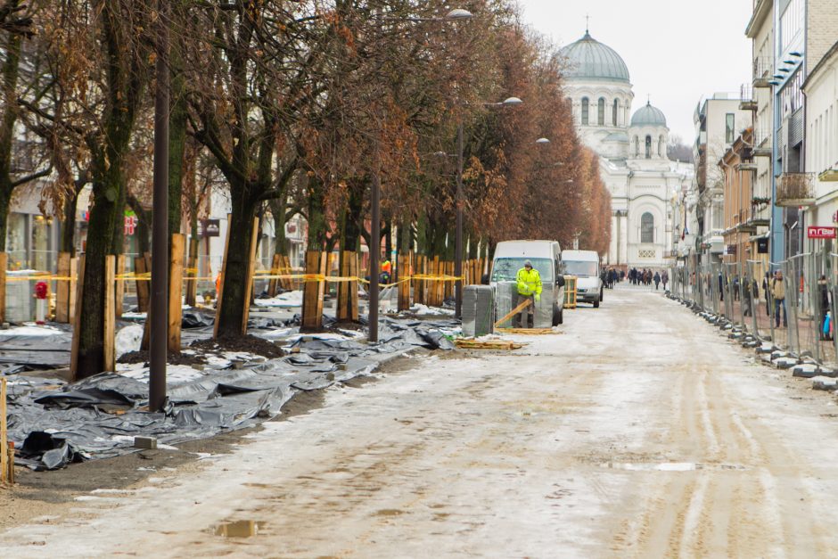 Laisvės alėjoje jau klojama nauja danga