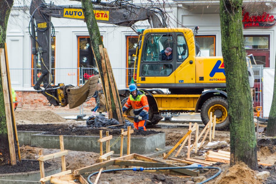 Laisvės alėjoje jau klojama nauja danga