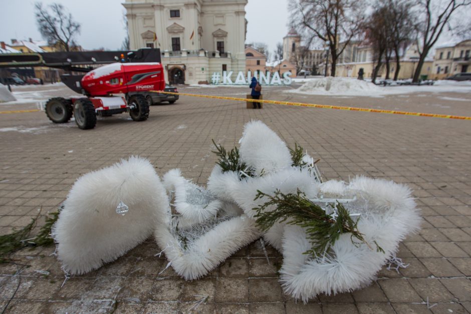 Kaunas atsisveikina su Kalėdų egle: kur dės plastikinius šiaudelius?