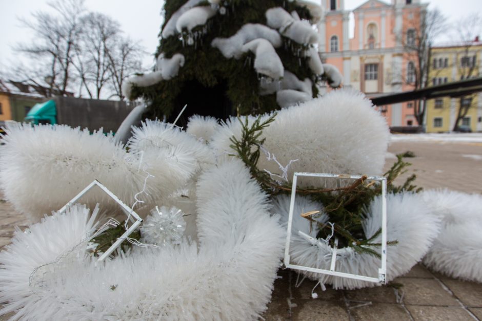 Kaunas atsisveikina su Kalėdų egle: kur dės plastikinius šiaudelius?