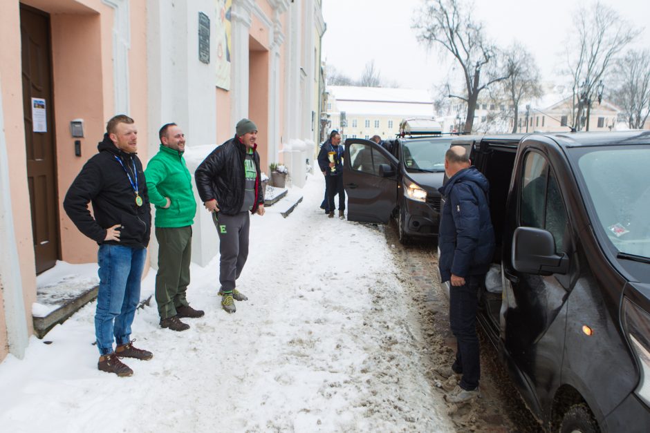 Rotušės aikštėje sutikti poledinės žūklės čempionai!