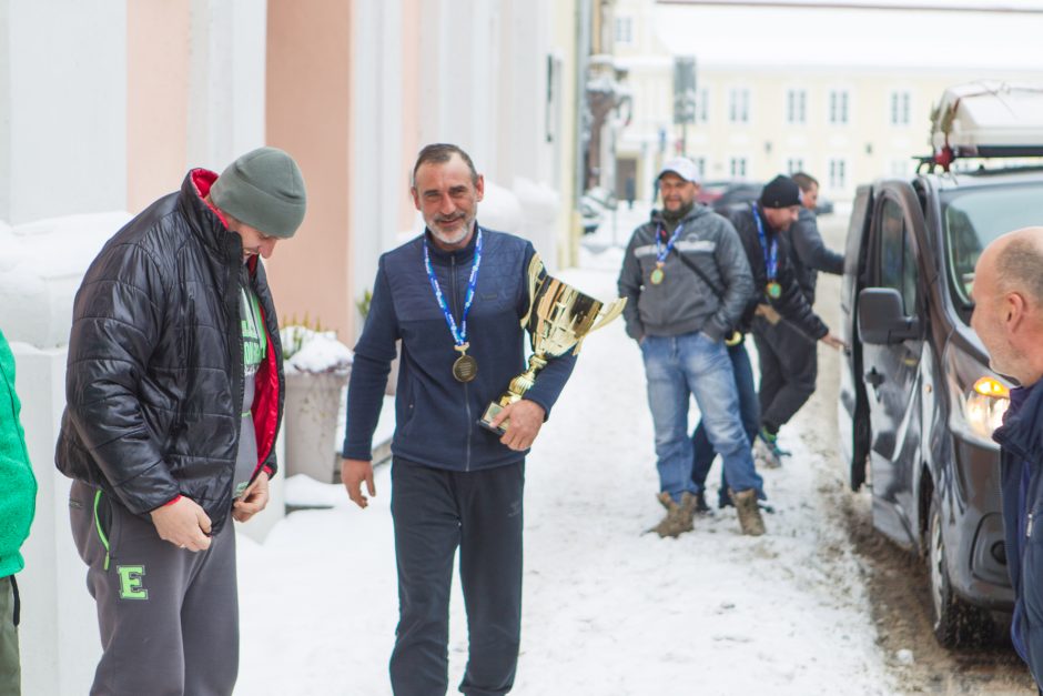 Rotušės aikštėje sutikti poledinės žūklės čempionai!