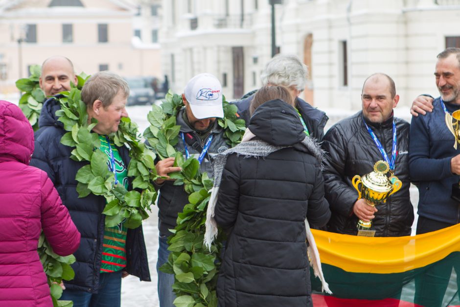 Rotušės aikštėje sutikti poledinės žūklės čempionai!