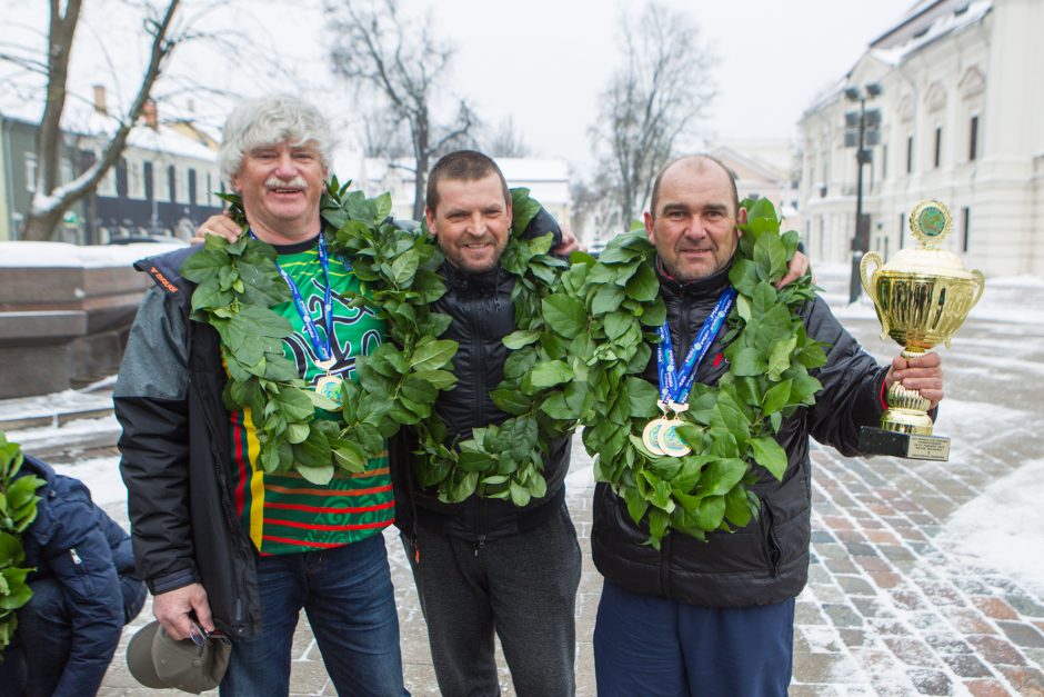 Rotušės aikštėje sutikti poledinės žūklės čempionai!