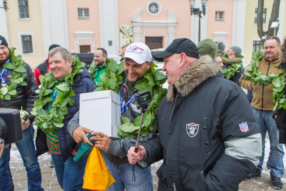 Rotušės aikštėje sutikti poledinės žūklės čempionai!