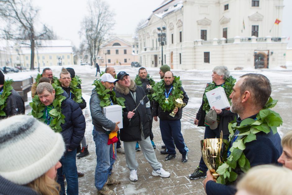 Rotušės aikštėje sutikti poledinės žūklės čempionai!