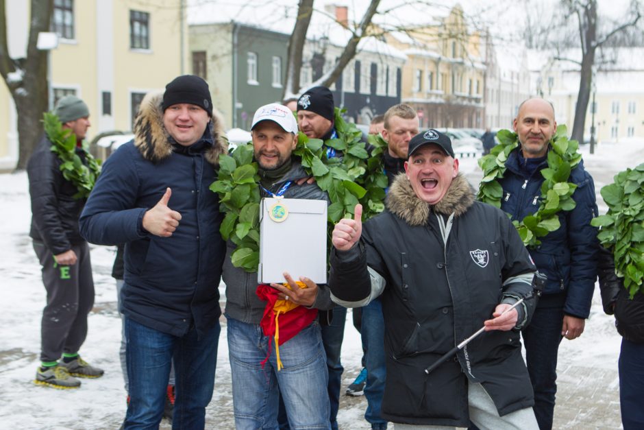 Rotušės aikštėje sutikti poledinės žūklės čempionai!