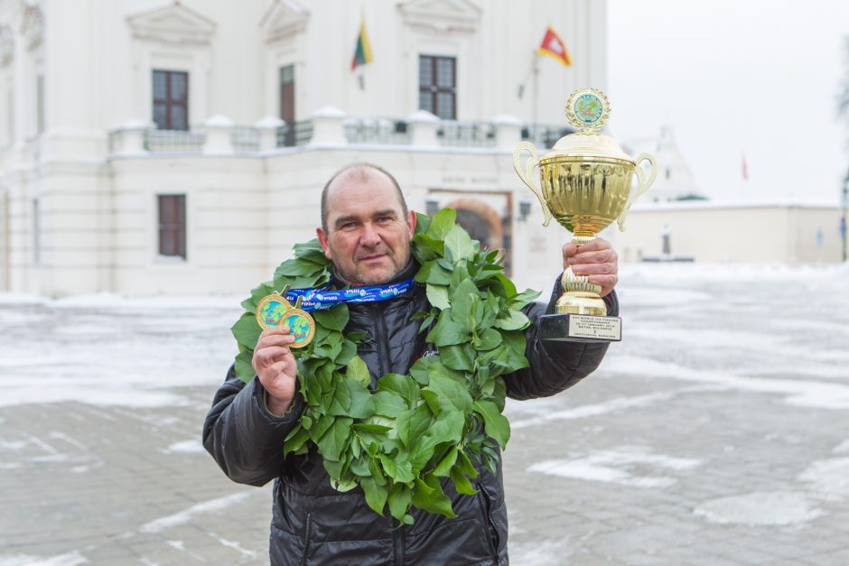 Rotušės aikštėje sutikti poledinės žūklės čempionai!