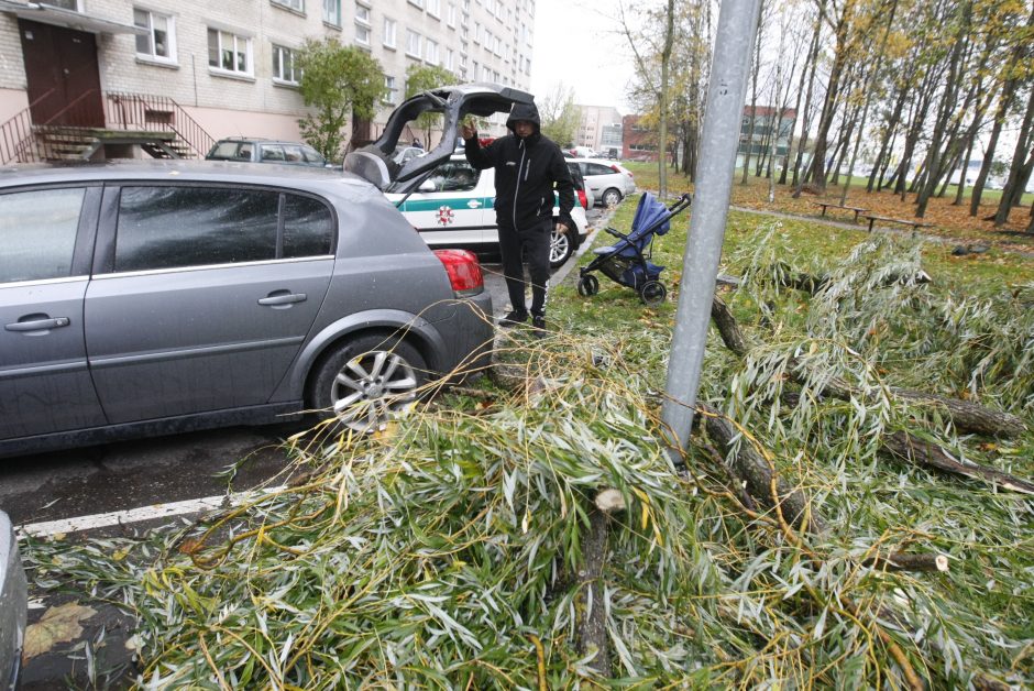 Vėtra uostamiestyje: niokojami automobiliai, į uostą neįplaukia laivai