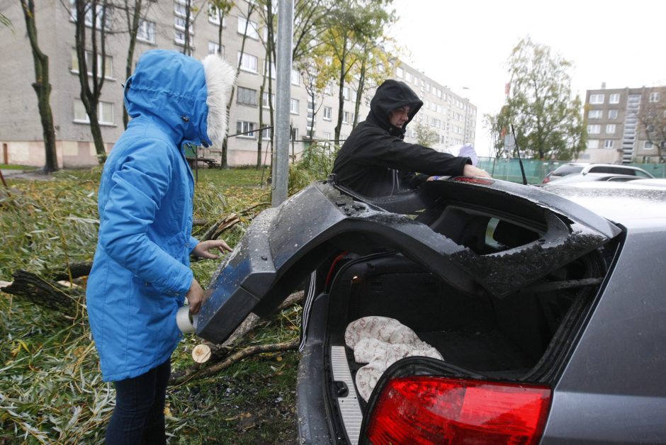 Vėtra uostamiestyje: niokojami automobiliai, į uostą neįplaukia laivai