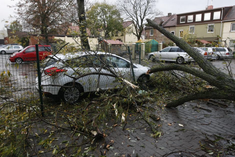 Vėtra uostamiestyje: niokojami automobiliai, į uostą neįplaukia laivai