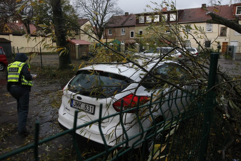 Vėtra uostamiestyje: niokojami automobiliai, į uostą neįplaukia laivai