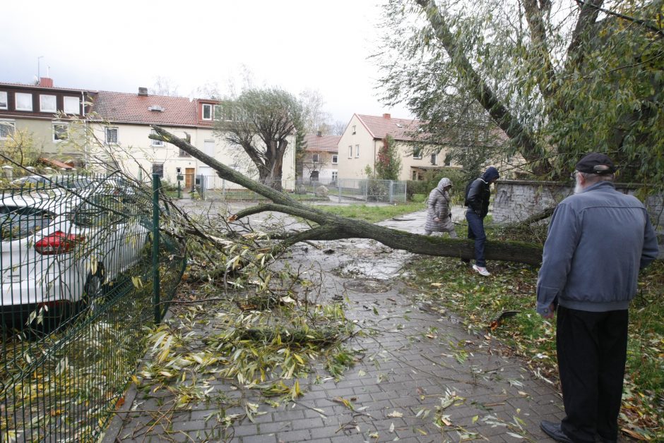 Vėtra uostamiestyje: niokojami automobiliai, į uostą neįplaukia laivai