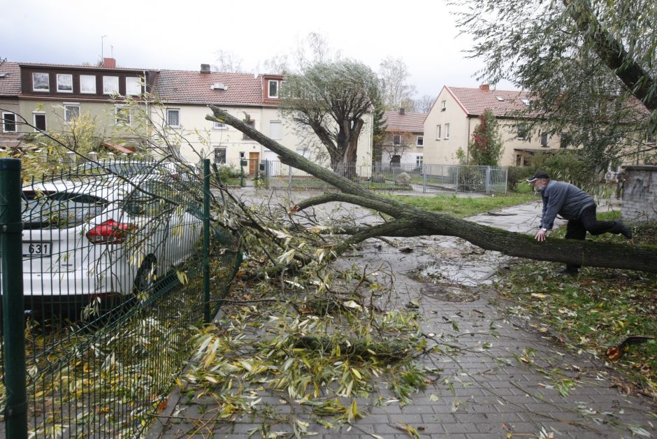 Vėtra uostamiestyje: niokojami automobiliai, į uostą neįplaukia laivai