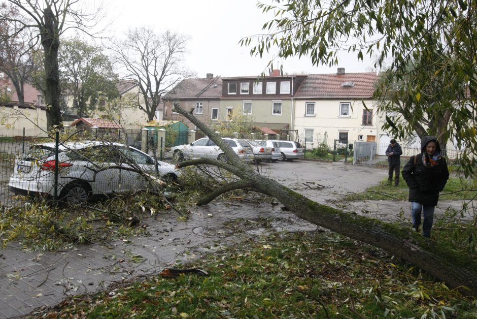 Vėtra uostamiestyje: niokojami automobiliai, į uostą neįplaukia laivai