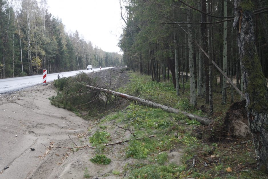 Vėtra uostamiestyje: niokojami automobiliai, į uostą neįplaukia laivai