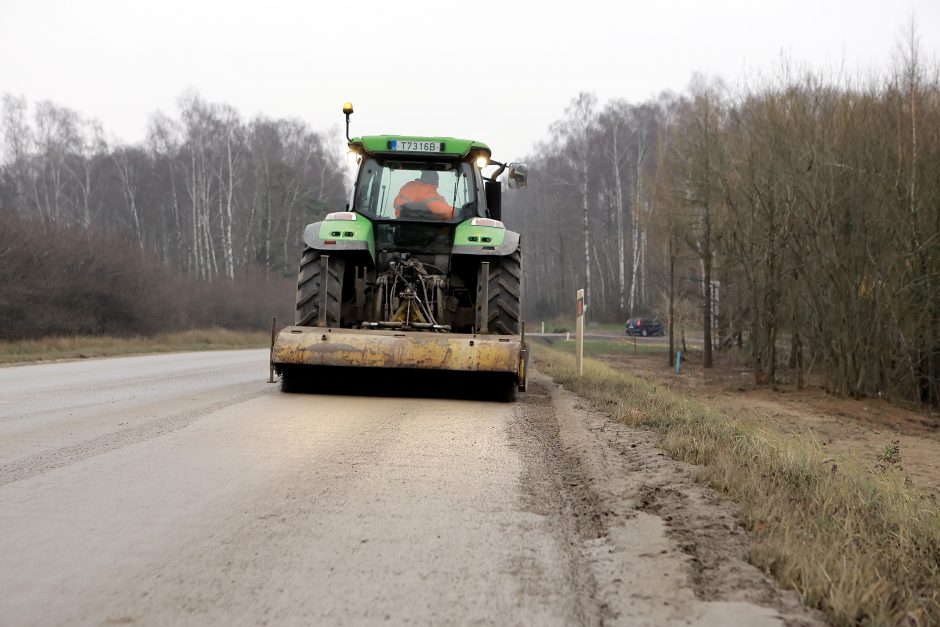 Didžiojoje šalies dalyje barstomi slidūs keliai