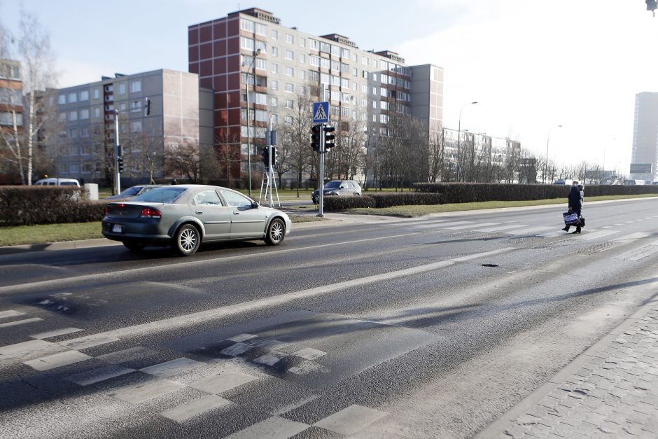 Prie naujo šviesoforo užkliuvo kalneliai