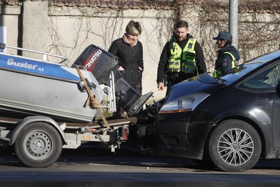 Avarija Liepų gatvėje – susidūrė automobilis ir kateris