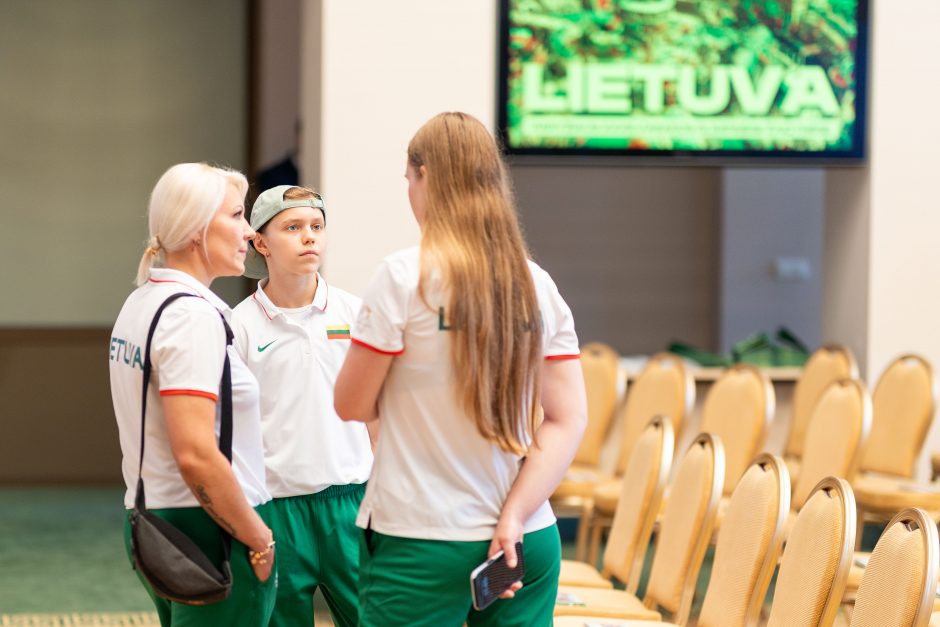 Prezidento padrąsinimai – ir krepšininkams, ir vėliavnešei