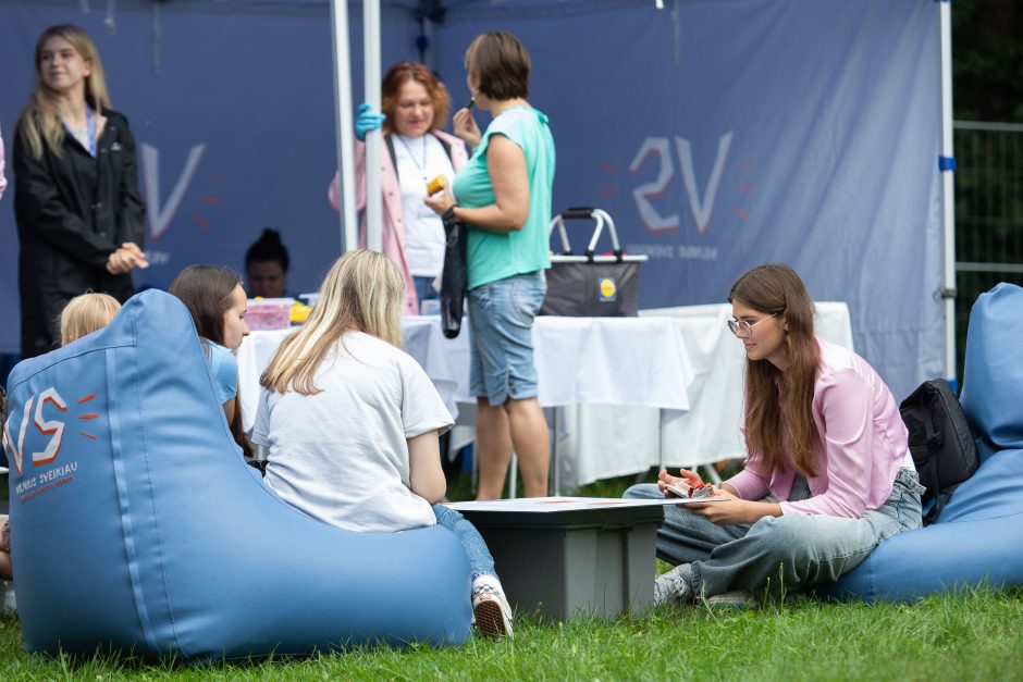 Minios žmonių plūsta į festivalį „jaunas kaip Vilnius“ Vingio parke