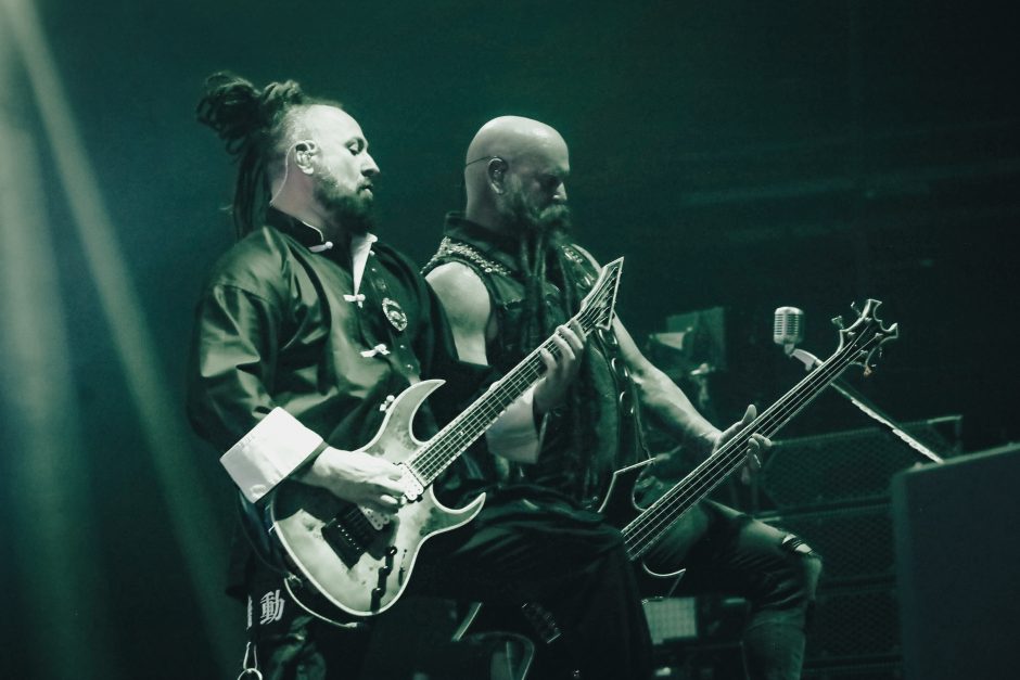 Kaune nugriaudėjo laukinis amerikiečių sunkiojo roko grupės „Five Finger Death Punch“ koncertas