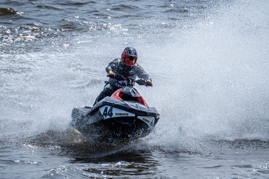 Vandens motociklai – statybų aikštelėje: kviečia stebėti ir dalyvauti azartiškose lenktynėse