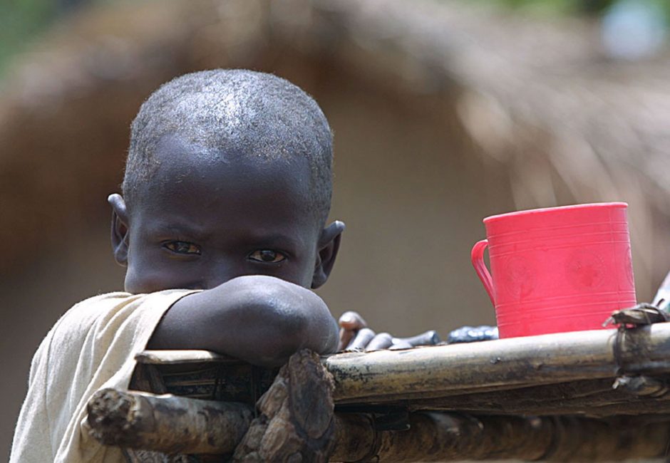 Pribloškiami trylikametės afrikietės žodžiai: trys vyrai geriau nei 20