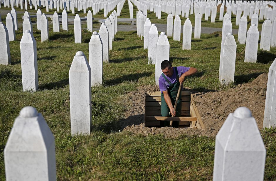 Serbijoje prasideda pirmasis teismo procesas dėl Srebrenicos žudynių