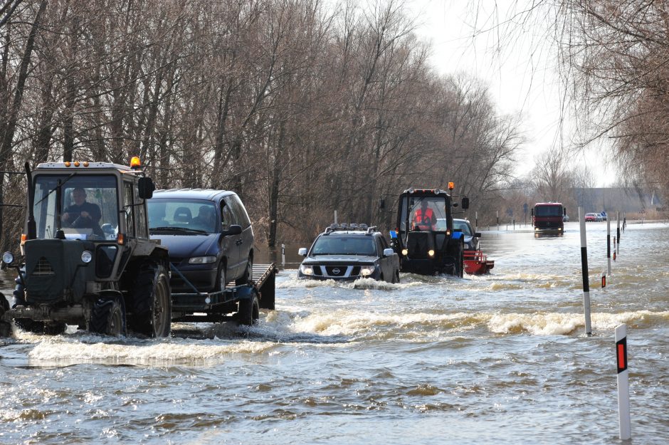 Apsemtame kelyje Šilutė-Rusnė uždraustas lengvųjų automobilių eismas