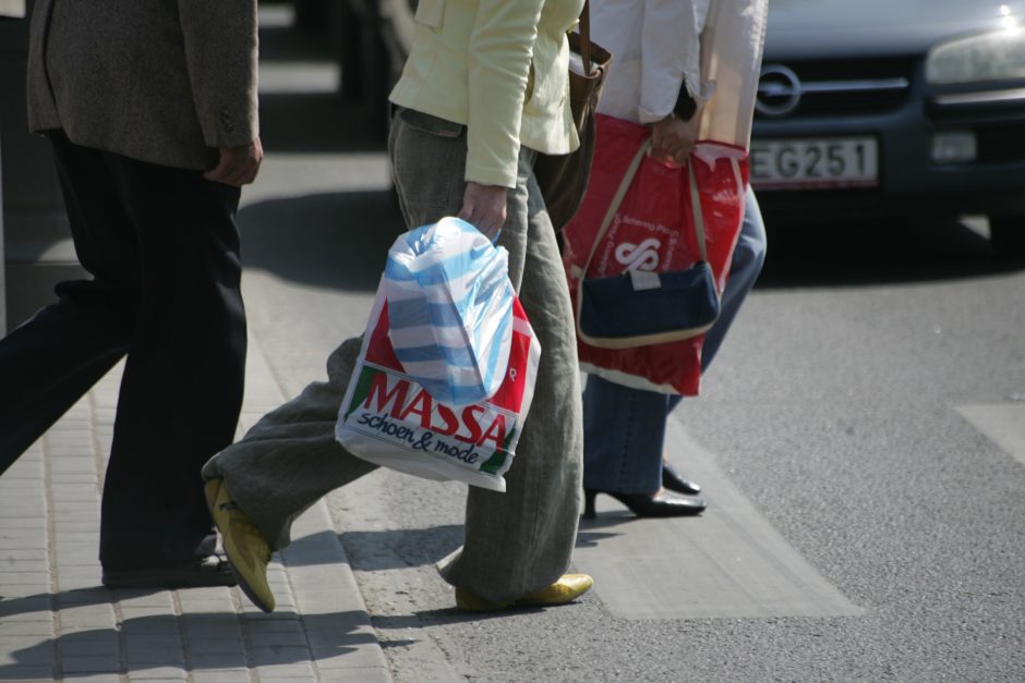 Ministras pritaria plastiko maišelių ribojimui, tačiau siūlo neskubėti 