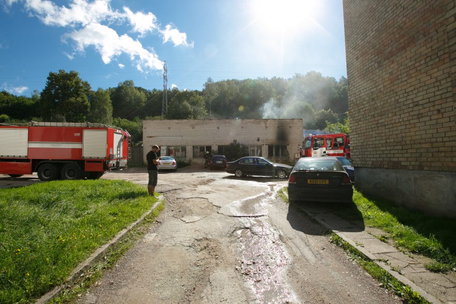 Jonavos gatvėje liepsnojo garažas, sudegė automobilis