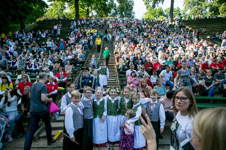 Ąžuolyne aidi Dainų šventės dainos