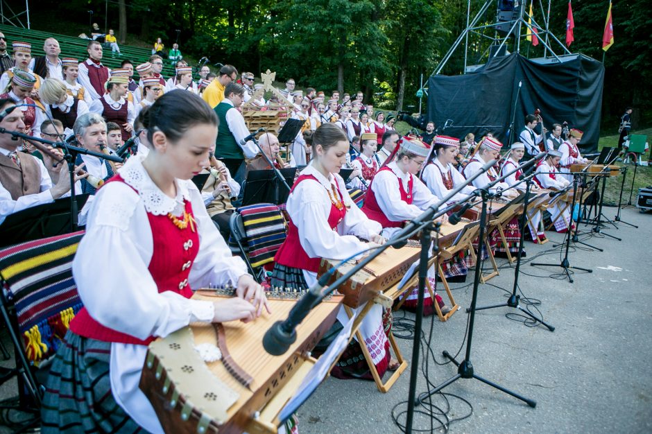 Ąžuolyne aidi Dainų šventės dainos