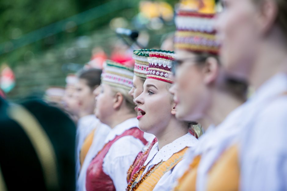 Ąžuolyne aidi Dainų šventės dainos