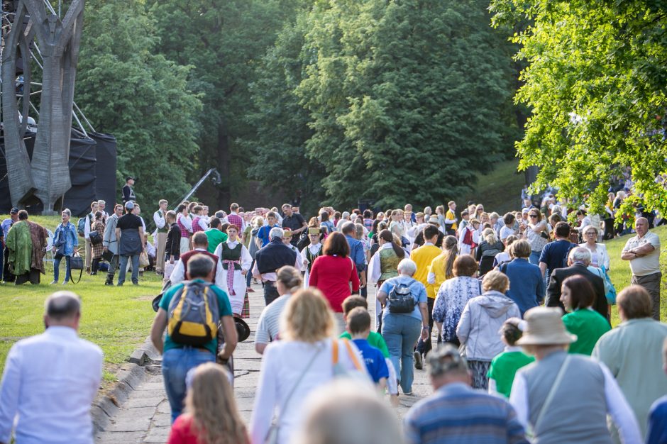 Ąžuolyne aidi Dainų šventės dainos