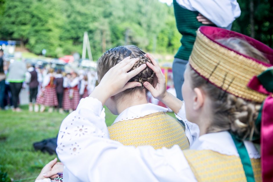 Ąžuolyne aidi Dainų šventės dainos