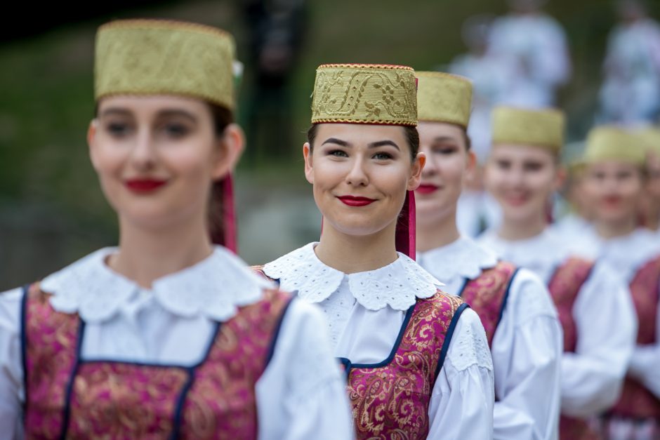 Ąžuolyne aidi Dainų šventės dainos