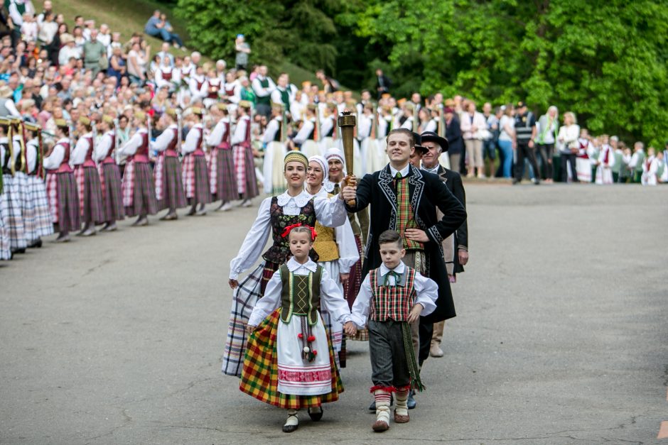 Ąžuolyne aidi Dainų šventės dainos