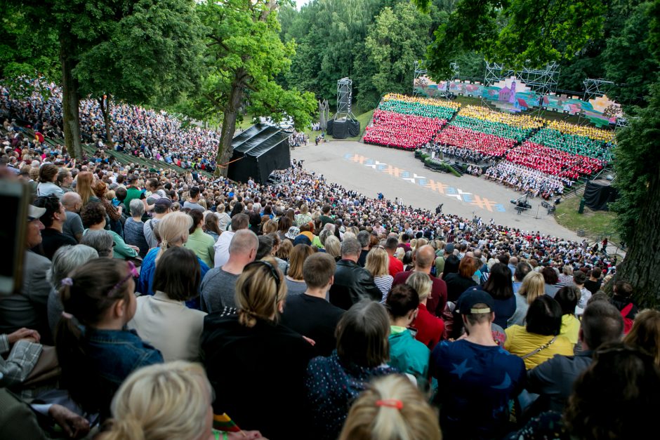 Ąžuolyne aidi Dainų šventės dainos